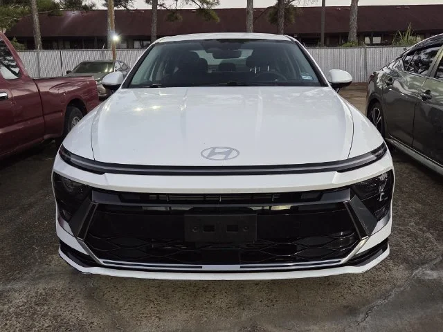 Used 2025 Serenity White Hyundai SEL image 2
