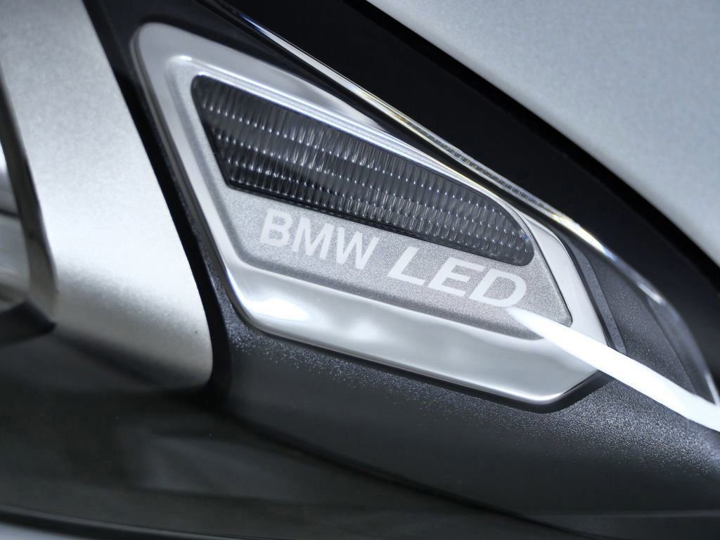 Used 2026 Mineral White Metallic BMW 330i xDrive image 5