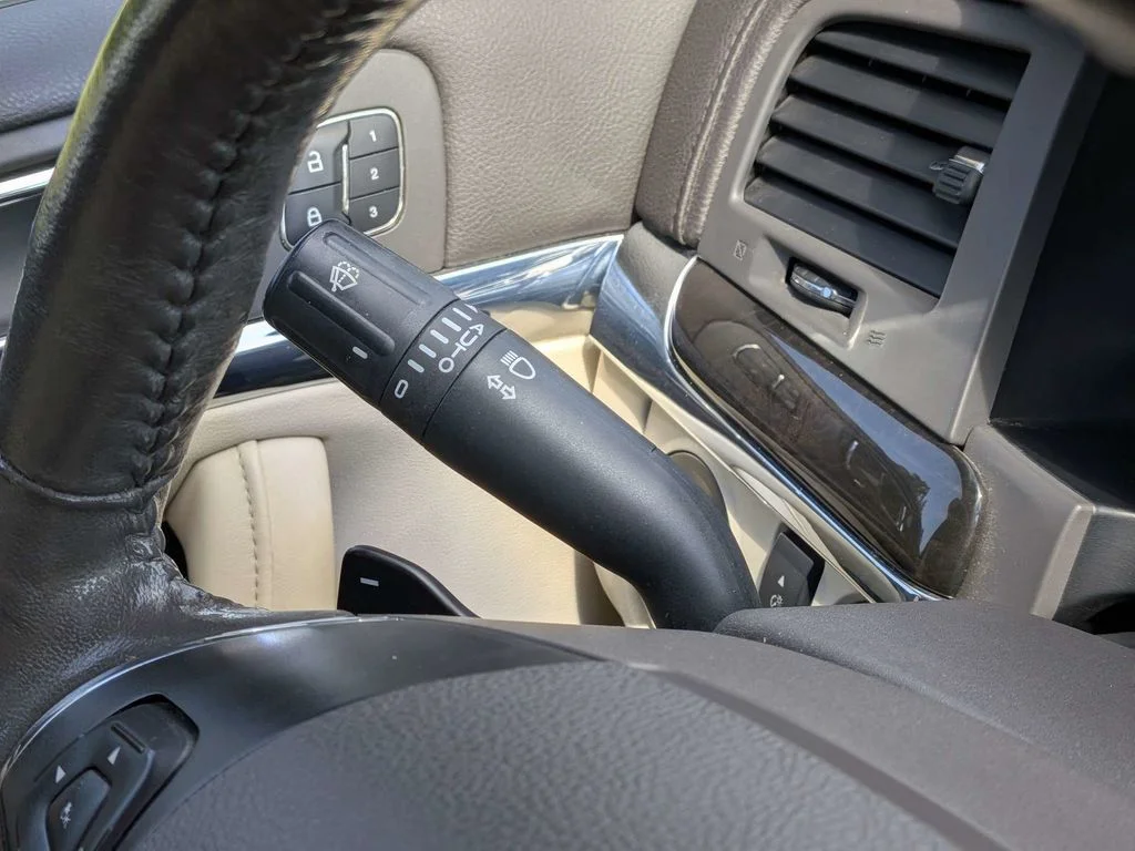 Used 2013 Beige Lincoln Base image 24