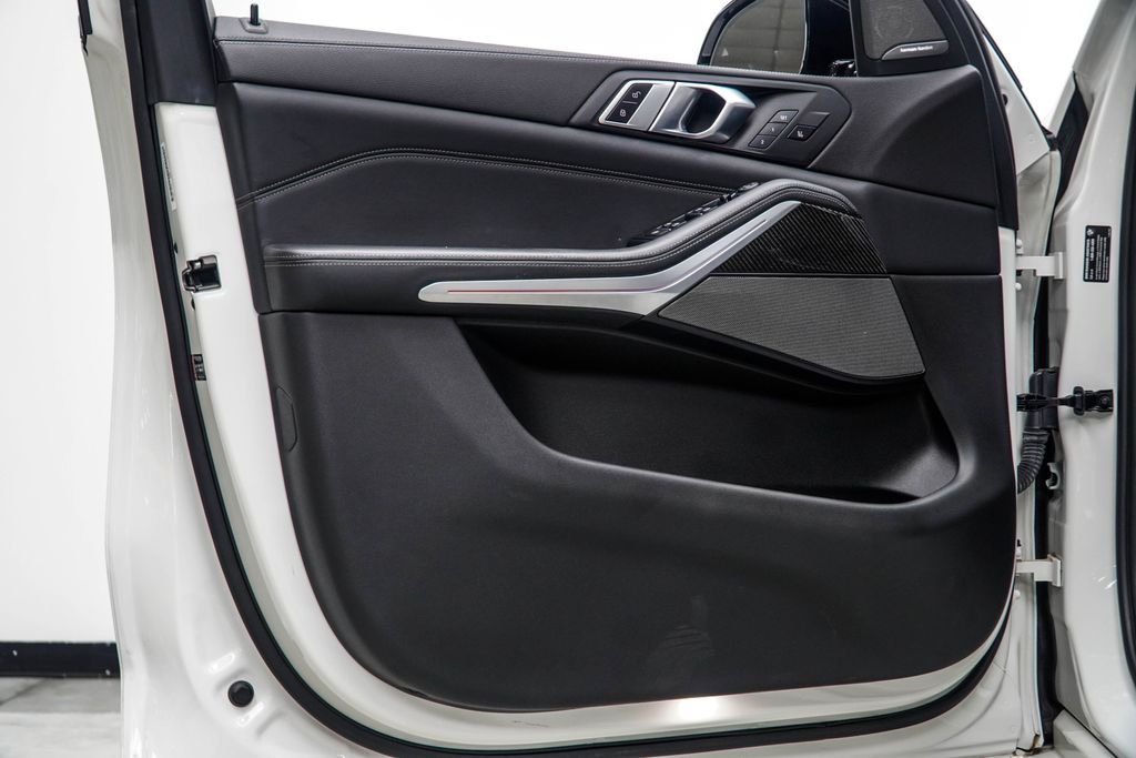 Used 2022 White BMW M50i image 34