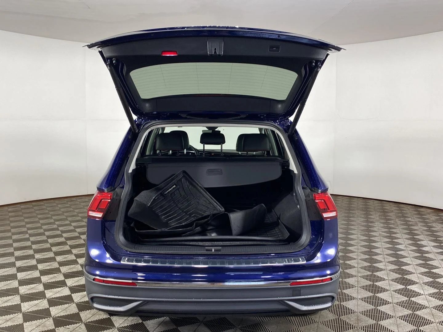Used 2024 Atlantic Blue Metallic Volkswagen SE image 5