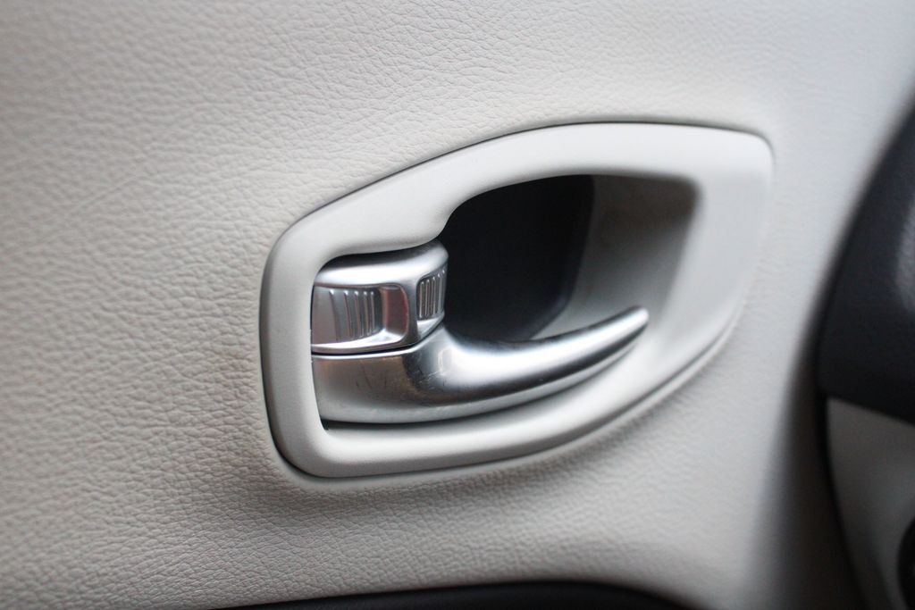 Used 2018 Blue Jeep Latitude image 6