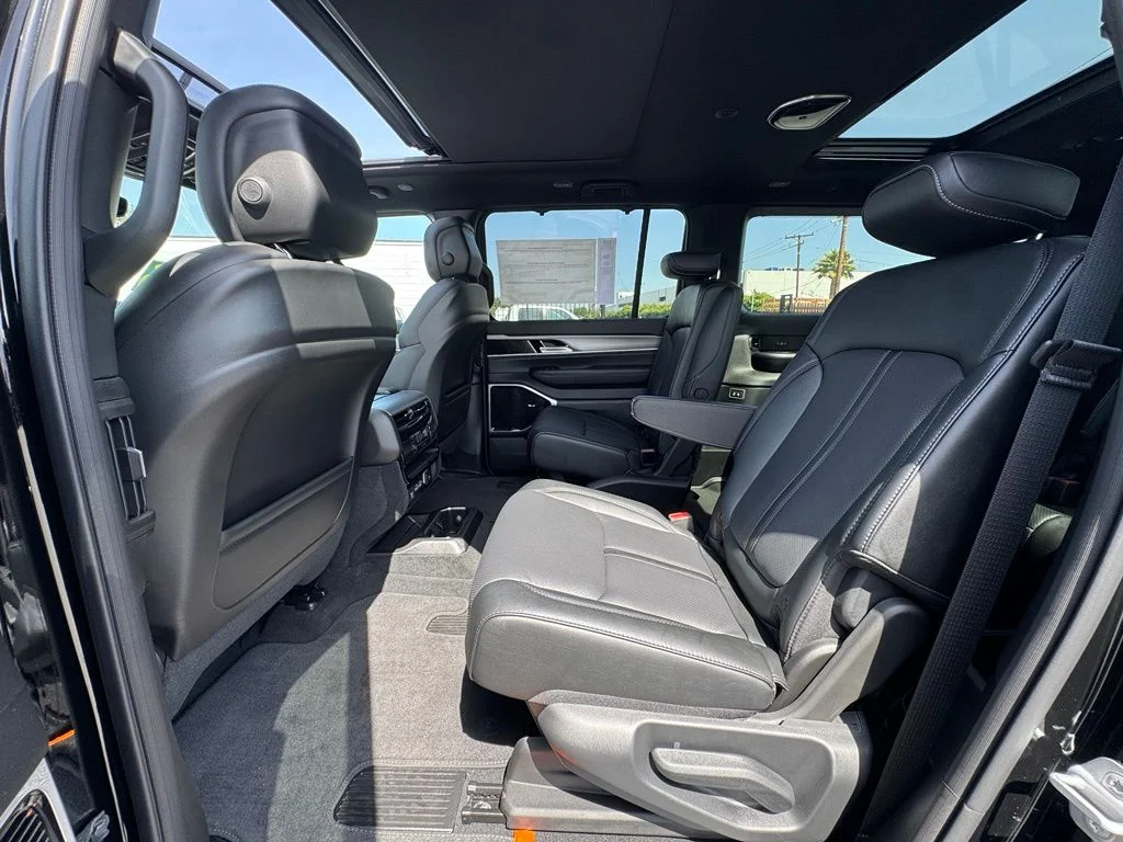 New 2026 High Gloss Black Exterior Paint Jeep Limited Reserve image 33