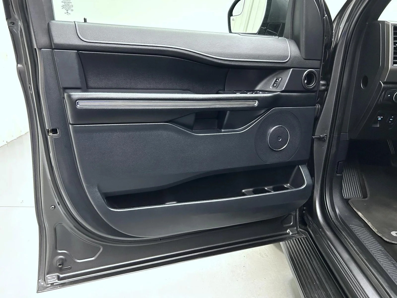 Used 2018 Gray Ford XLT image 9