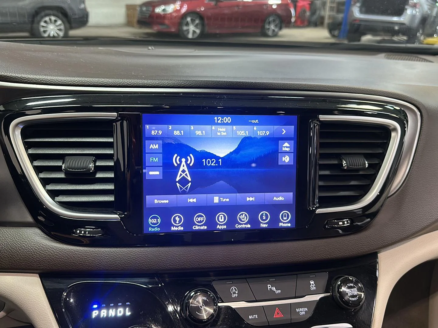 Used 2018 Molten Silver Chrysler Touring L Plus image 20