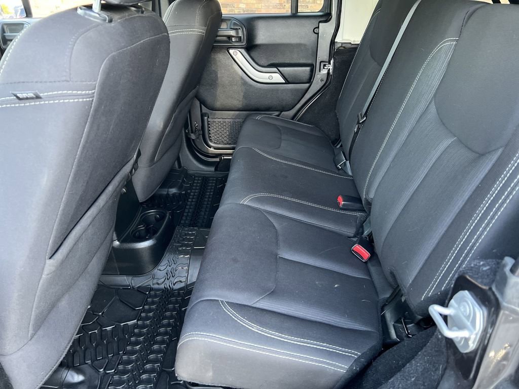 Used 2018  Jeep Sahara image 20