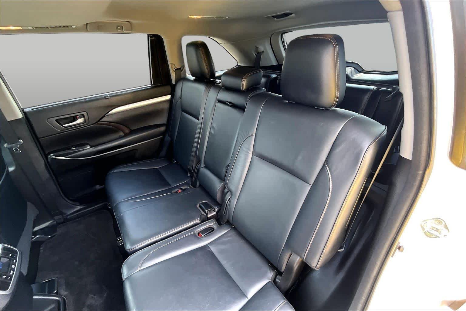 Used 2018 Blizzard Pearl Toyota XLE image 21