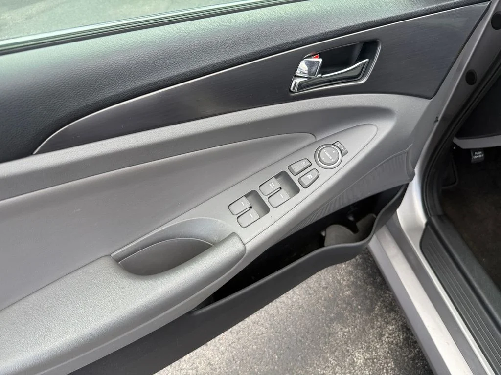 Used 2012 Hyper Silver Metallic Hyundai Base image 20