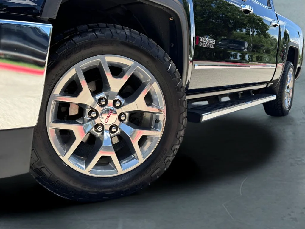 Used 2018 Black GMC SLT image 2