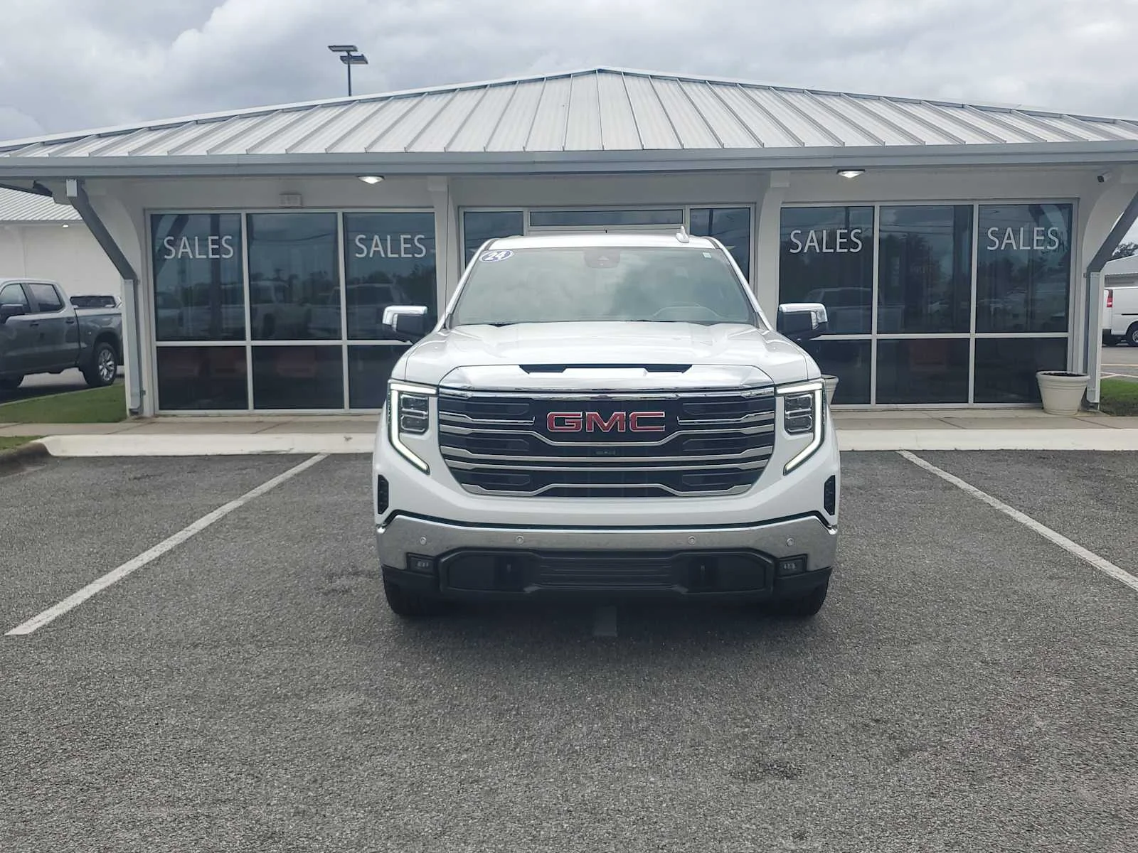 Used 2024 Summit White GMC SLT image 10