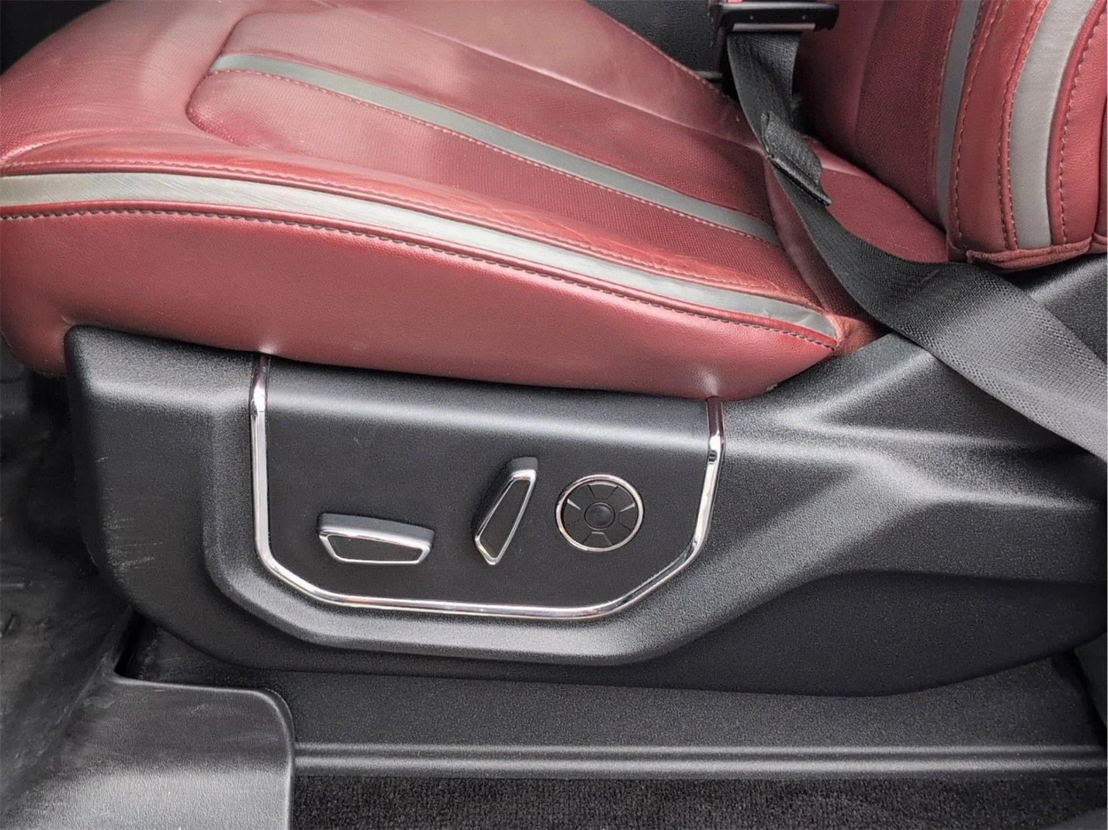 Used 2018 White Platinum Metallic Tri-Coat Ford Platinum image 14