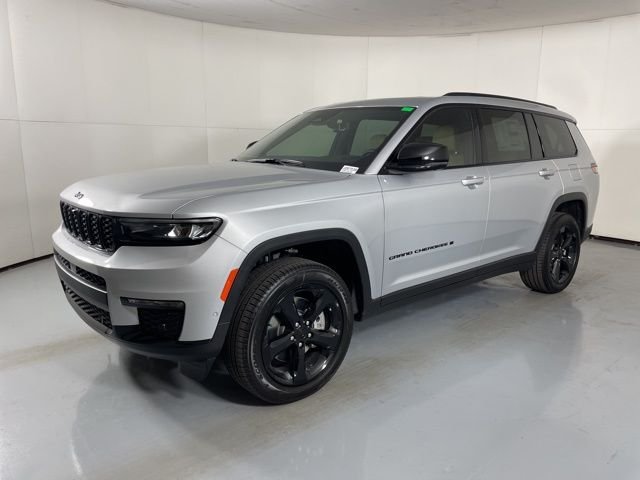 New 2025 Silver Zynith Exterior Paint Jeep Limited image 4