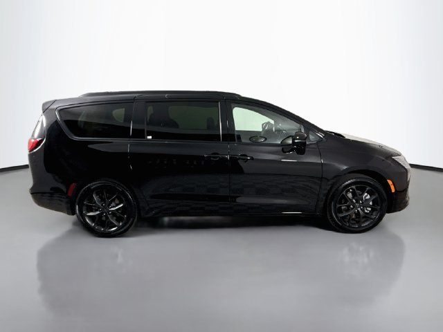 New 2027 Diamond Black Crystal Pearl-Coat Paint Chrysler Limited image 8
