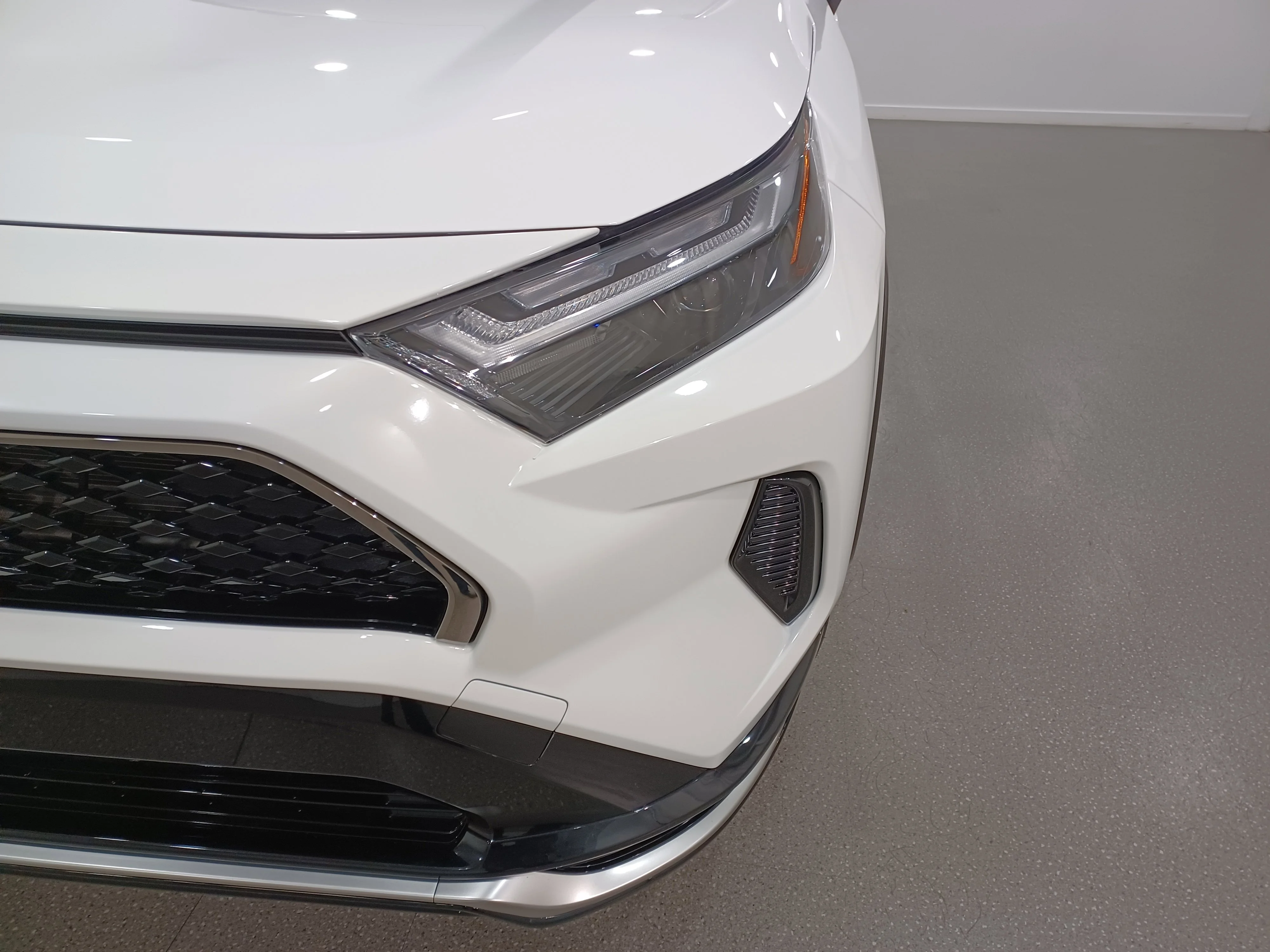 Certified Used 2025 White Toyota SE AWD PHEV*Adaptive Cruise | Remote Climate | Htd Seats &Wheel | Sunroof | Blind Spot Detection image 5