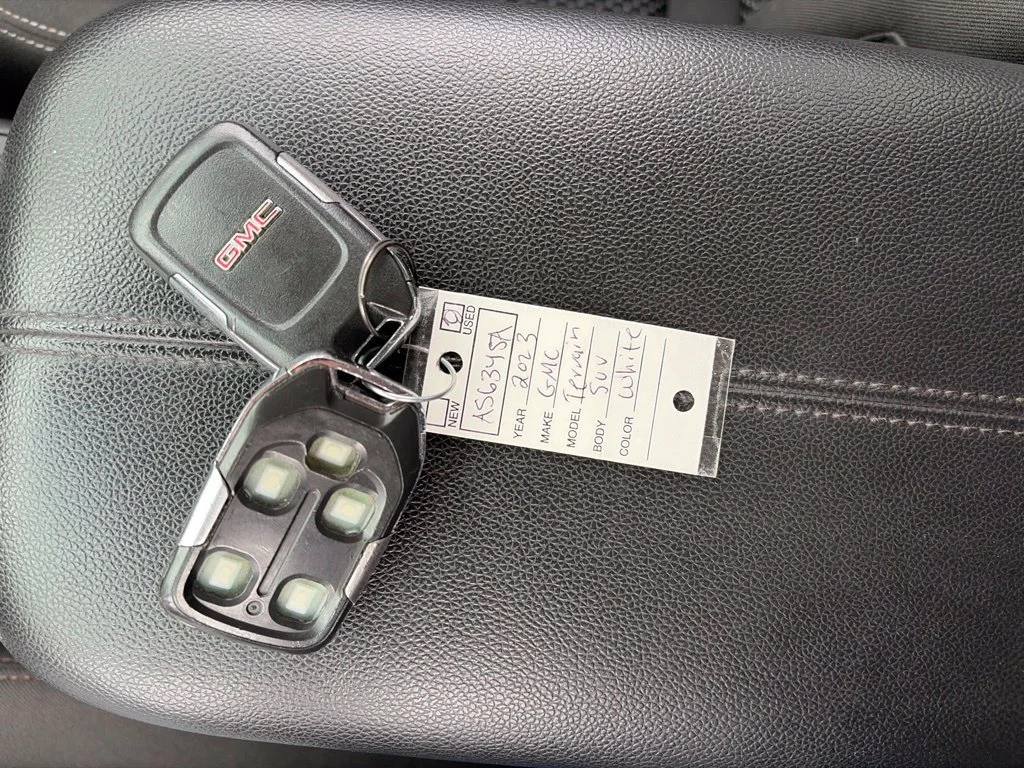 Used 2023 SUMMIT WHITE GMC SLE image 20