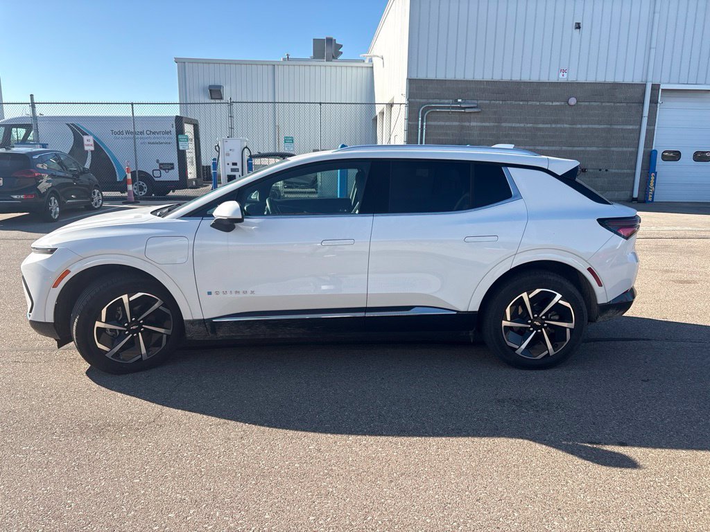 Used 2024 Summit White Chevrolet 2LT image 5