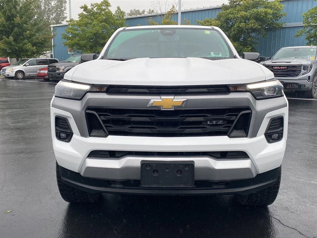Used 2024 Summit White Chevrolet 4WD LT image 5