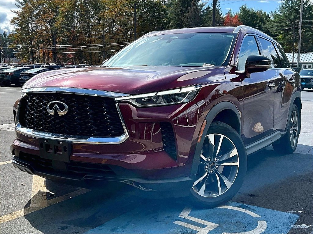 Used 2023 Red INFINITI LUXE image 3