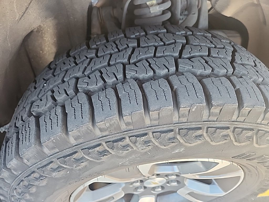 Used 2016 Silver Ice Metallic Chevrolet Z71 image 10