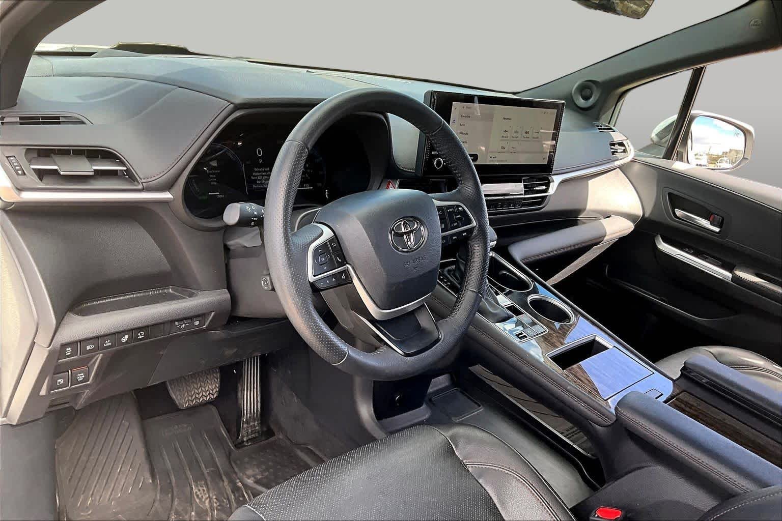 Used 2025 Wind Chill Pearl Toyota Platinum image 15