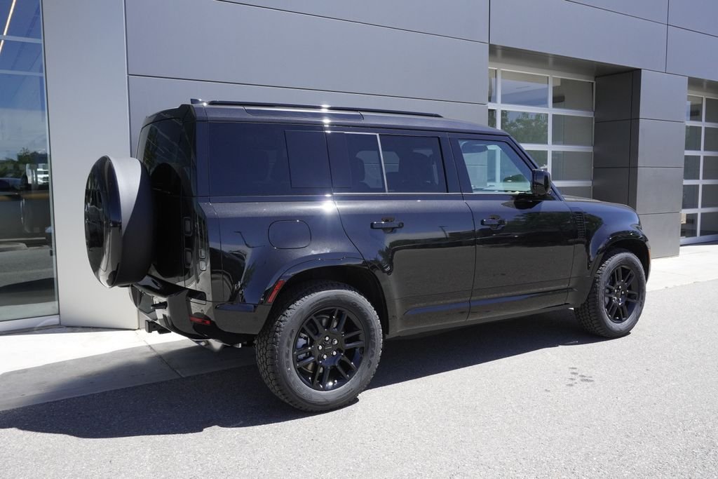 New 2026 Santorini Black Land Rover X-Dynamic SE image 4