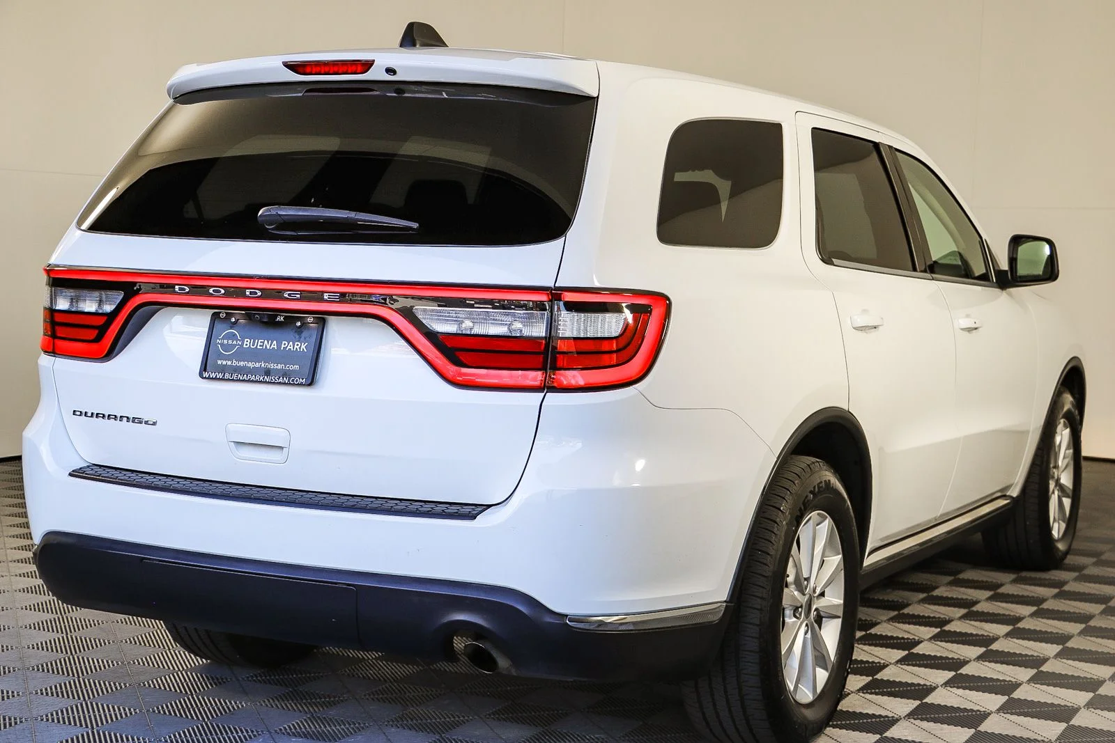 Used 2019 White Dodge SXT image 8