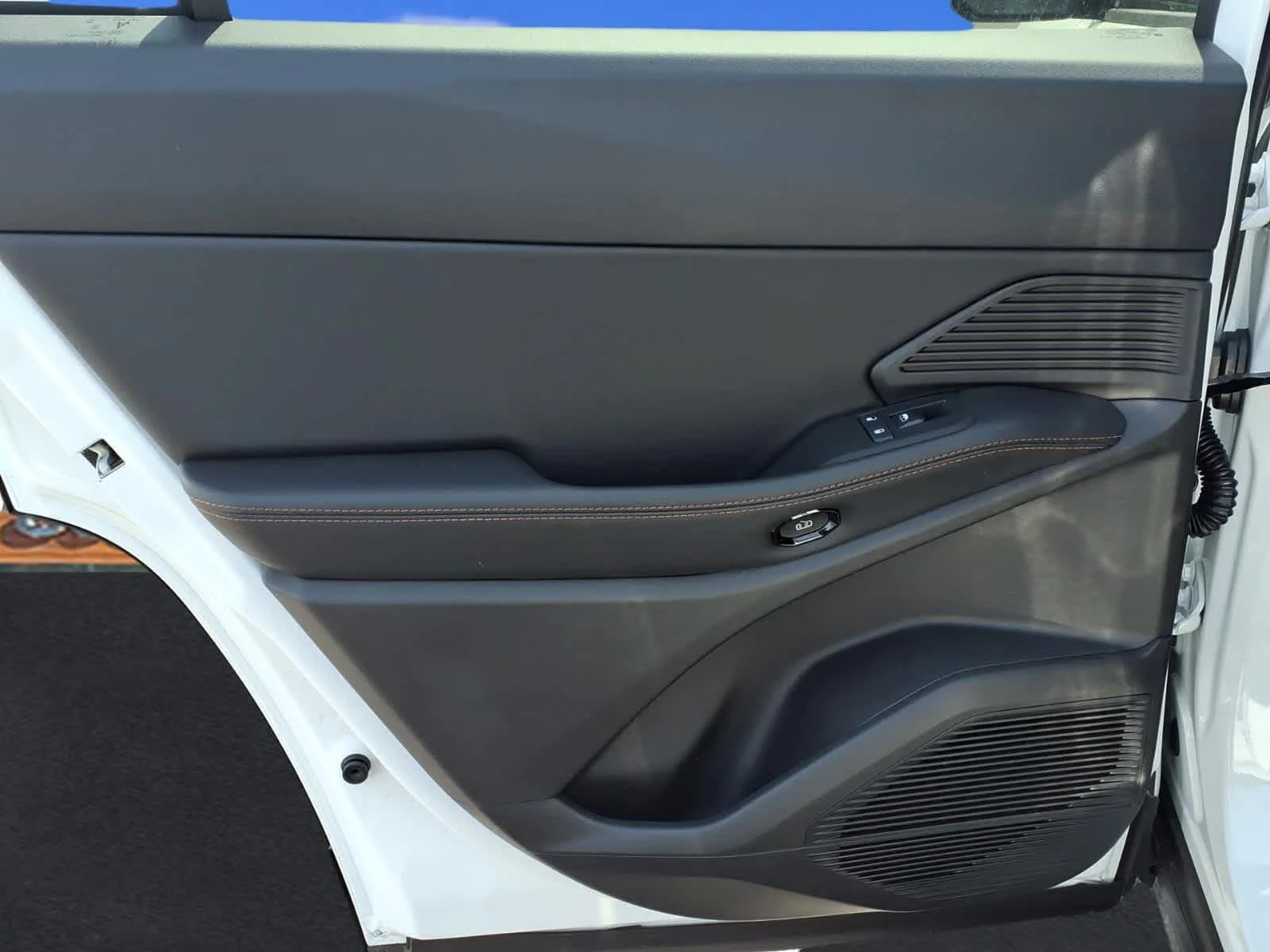 New 2026 Bright White Clear-Coat Exterior Paint Jeep Limited image 14