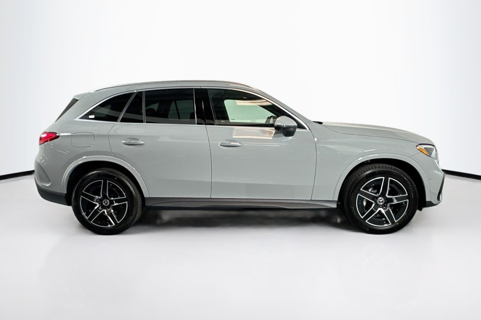 New 2026 Manufaktur Alpine Grey Mercedes-Benz GLC 300 image 4