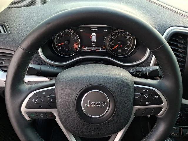 Used 2015 White Jeep Trailhawk image 19