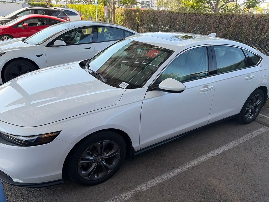 Used 2023 White Honda EX image 6