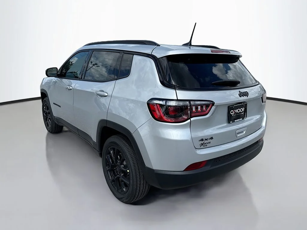 New 2026 Silver Zynith Metallic Clearcoat Jeep Latitude Altitude image 6