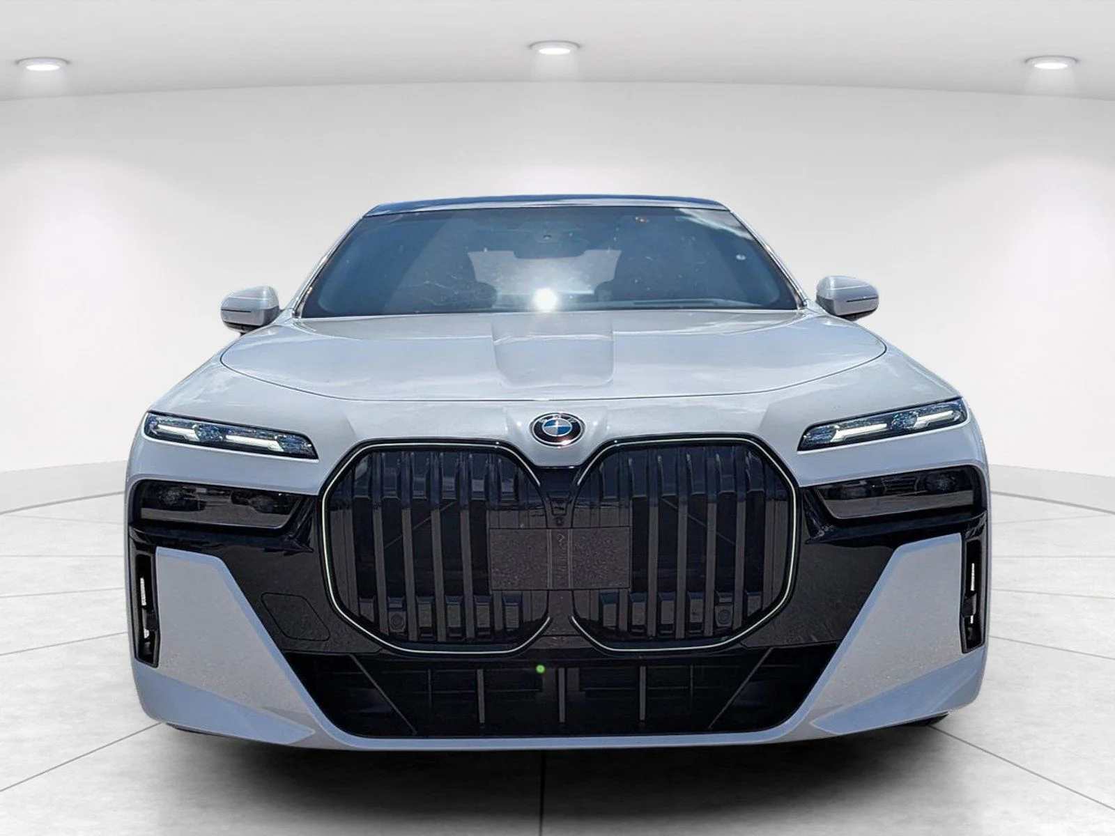 New 2026 Mineral White Metallic BMW 760i xDrive image 8