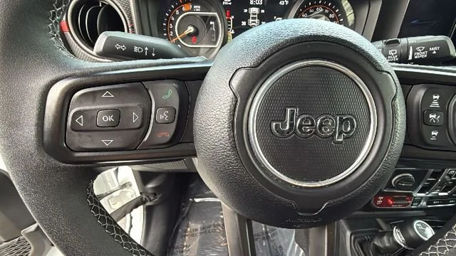 Used 2025 White Jeep 4-Door Rubicon 4x4 image 19