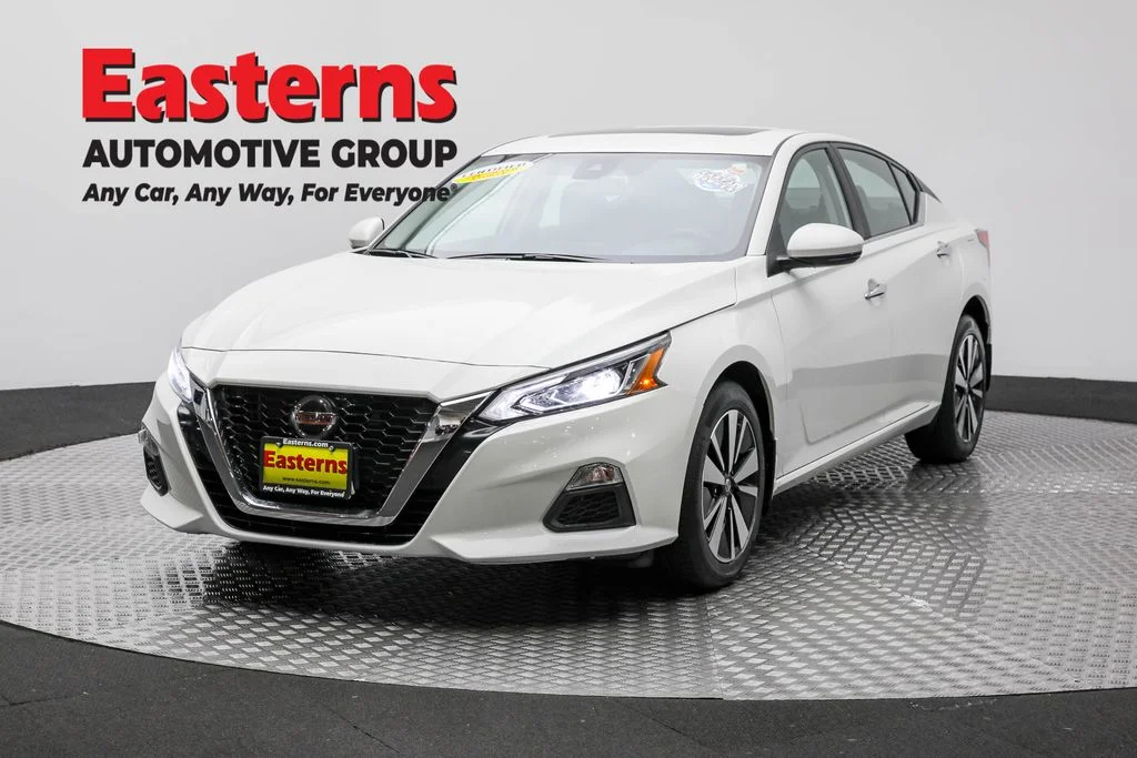 Used 2022 White Nissan 2.5 SV image 1