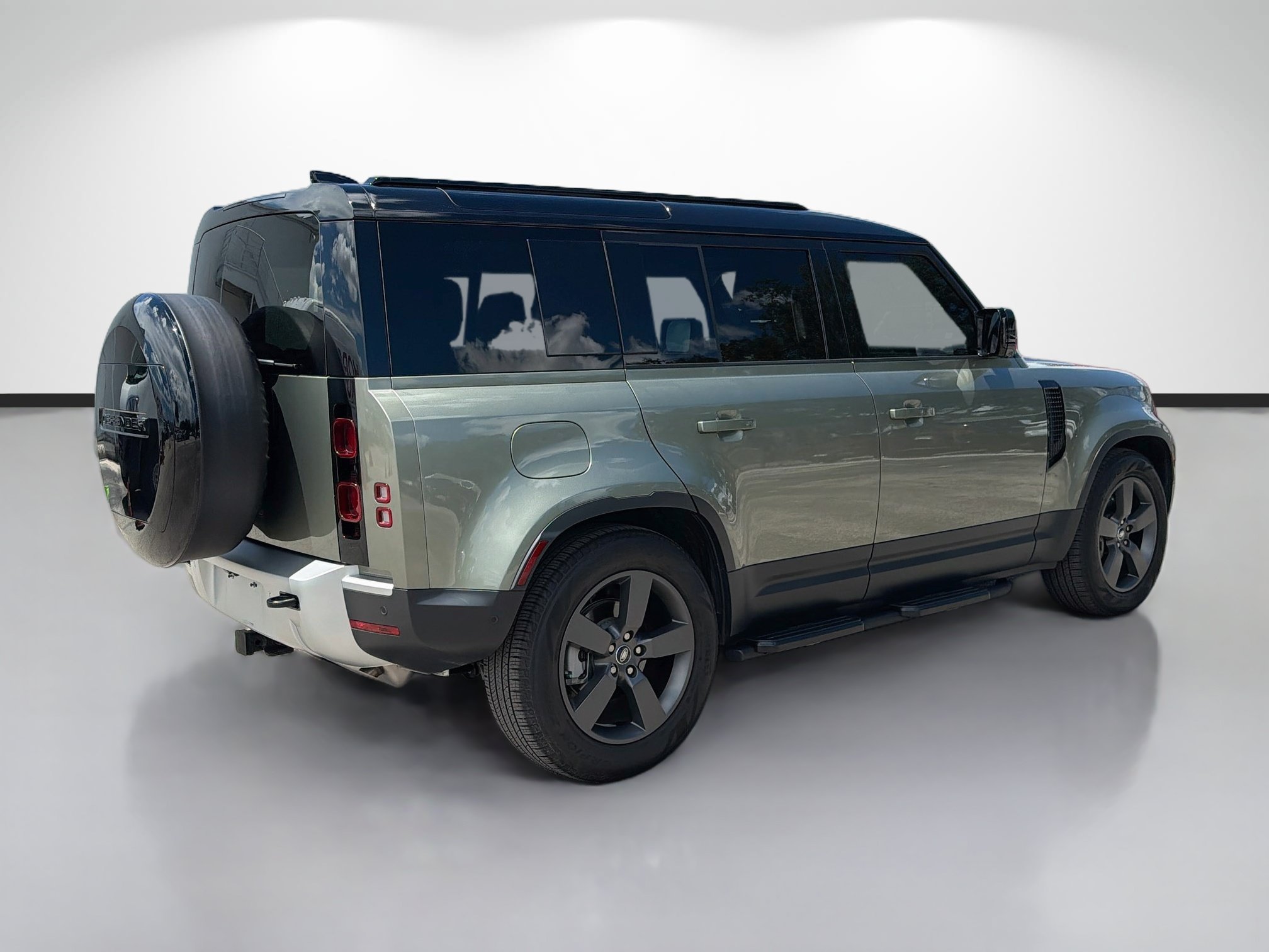 Certified Used 2025 Green Metallic Land Rover S image 5