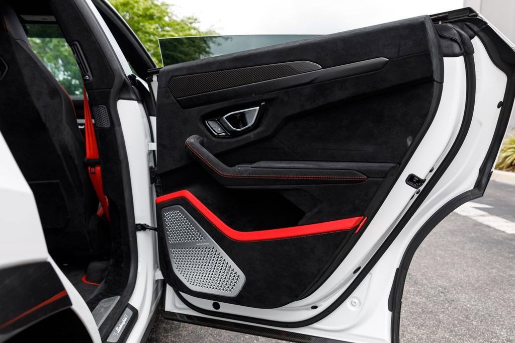 Used 2024 White Lamborghini Performante image 15