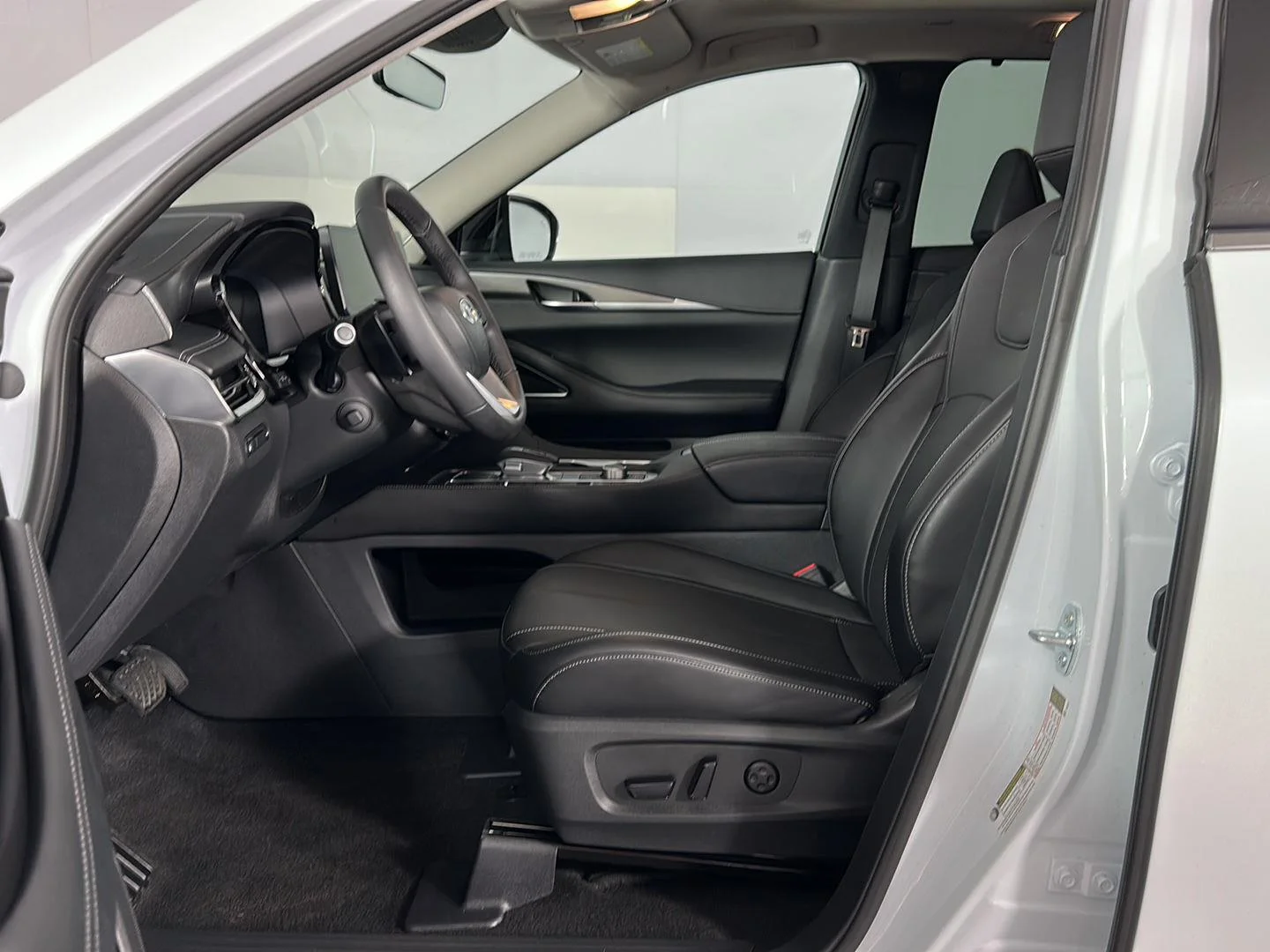 Used 2026 Radiant White INFINITI LUXE image 9