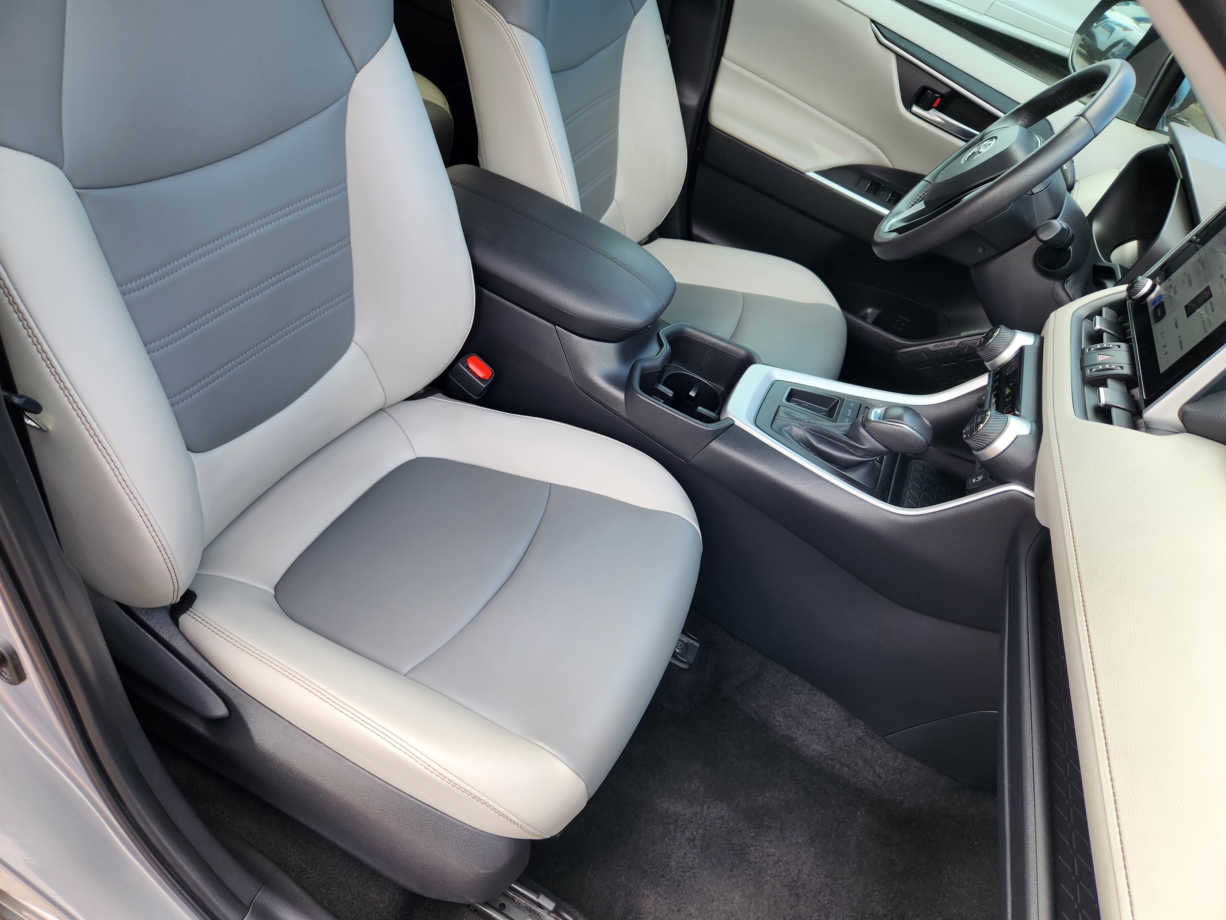 Used 2024 Silver Toyota XLE Premium image 11