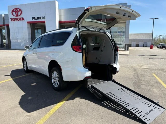 2022 Chrysler Pacifica Touring L's photo