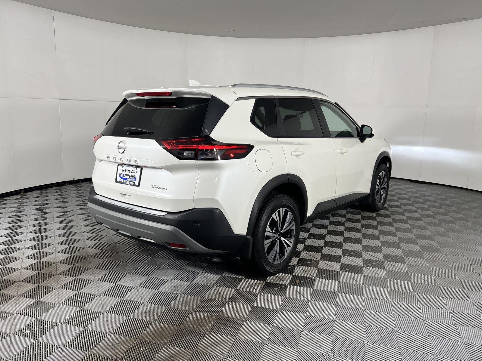 Used 2023 Pearl White Tricoat Nissan SV image 18