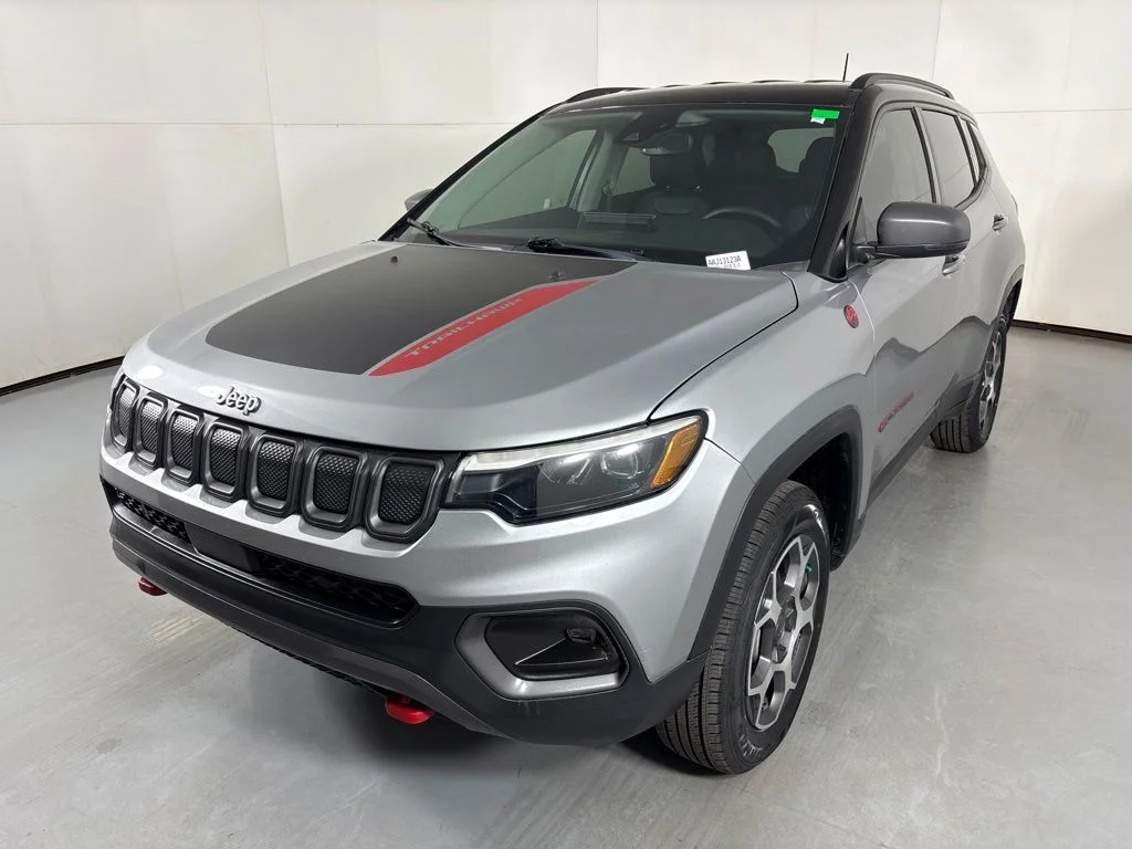 Used 2022 Silver Jeep Trailhawk image 4