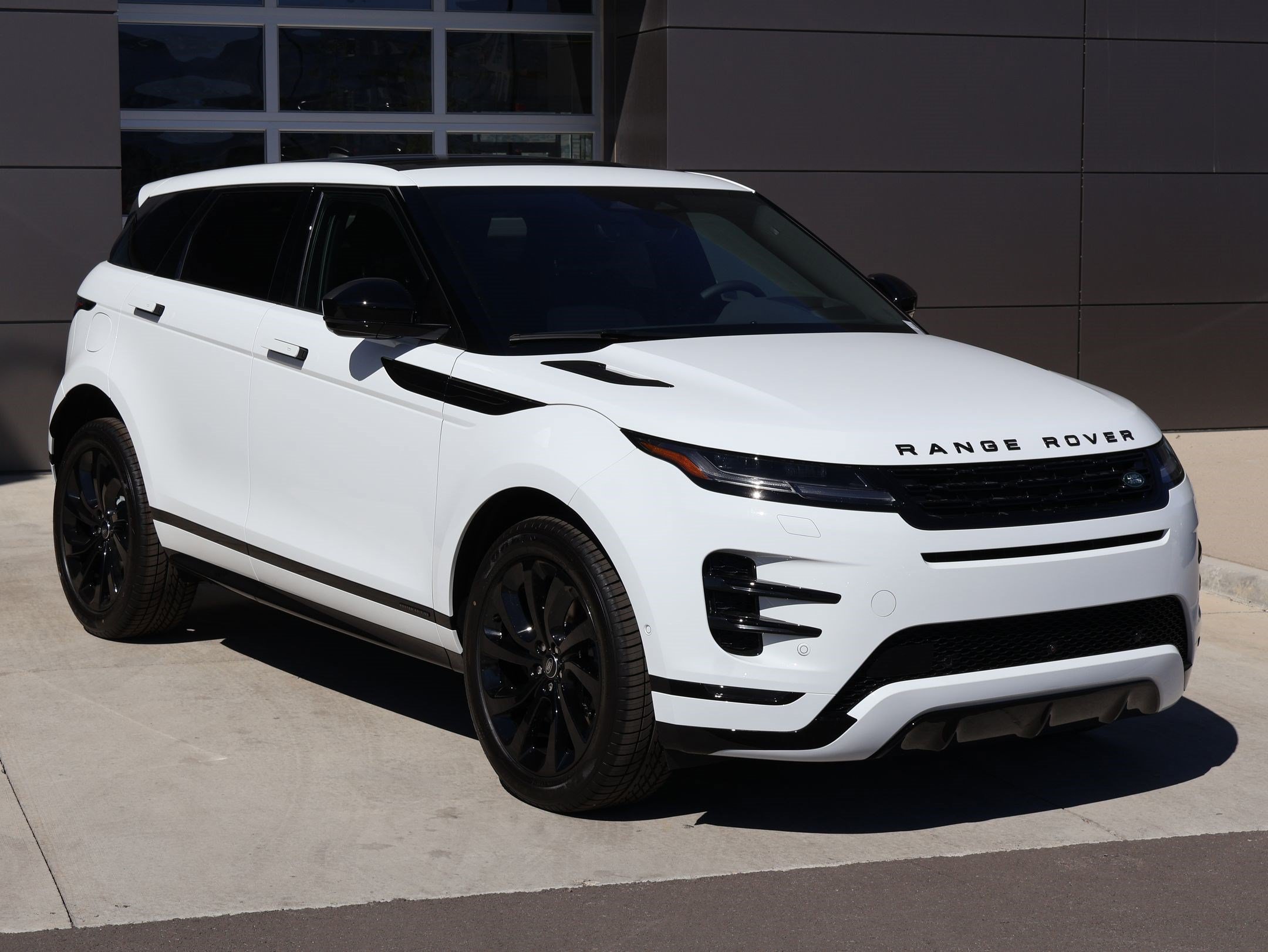New 2026 Fuji White LAND ROVER Hoxton Edition image 3