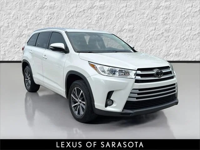 Used 2018 Blizzard Pearl Toyota XLE image 1