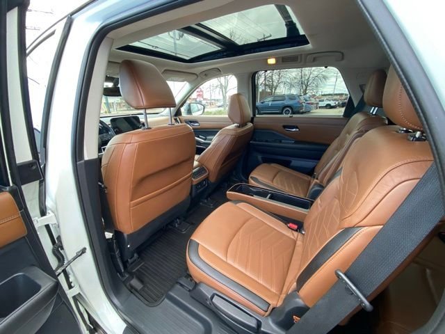 Used 2022 White Nissan Platinum image 46