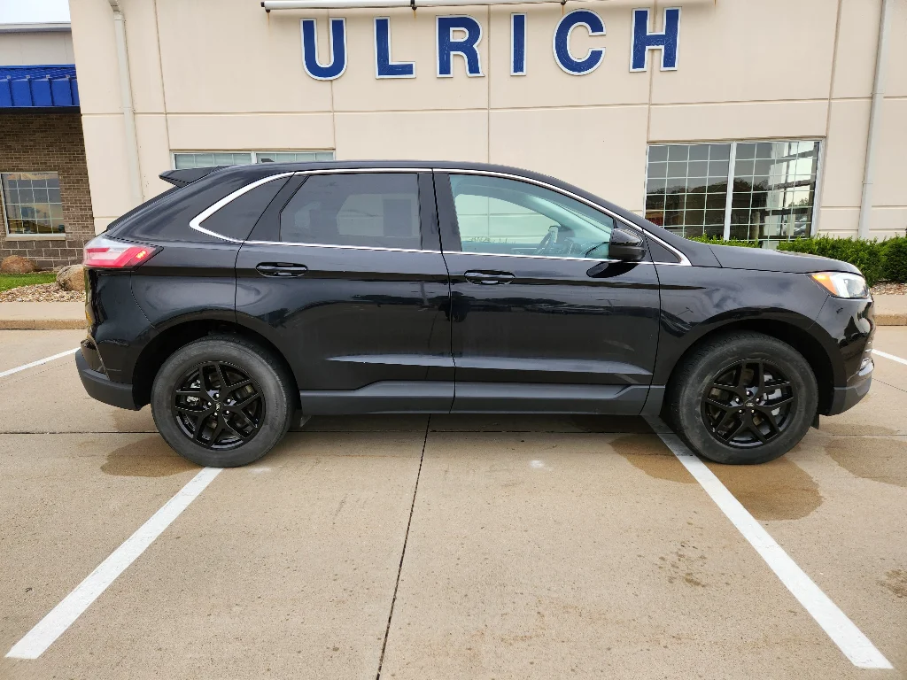 Used 2024 Agate Black Metallic Ford SEL image 11