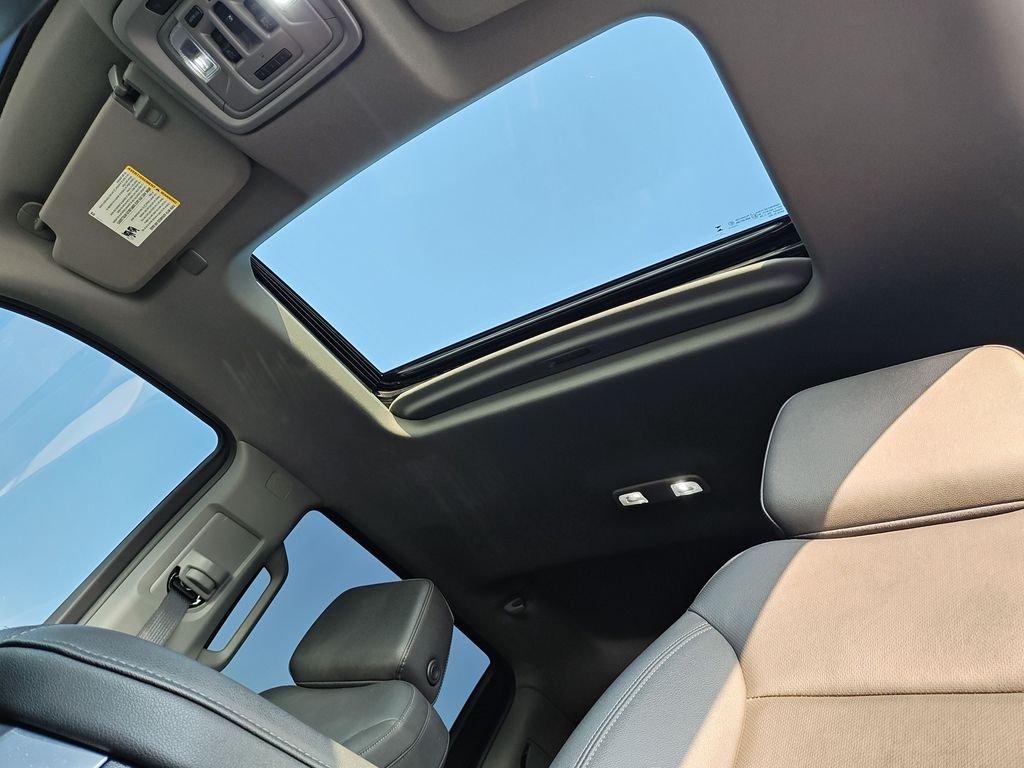 Used 2025 White GMC SLT image 24
