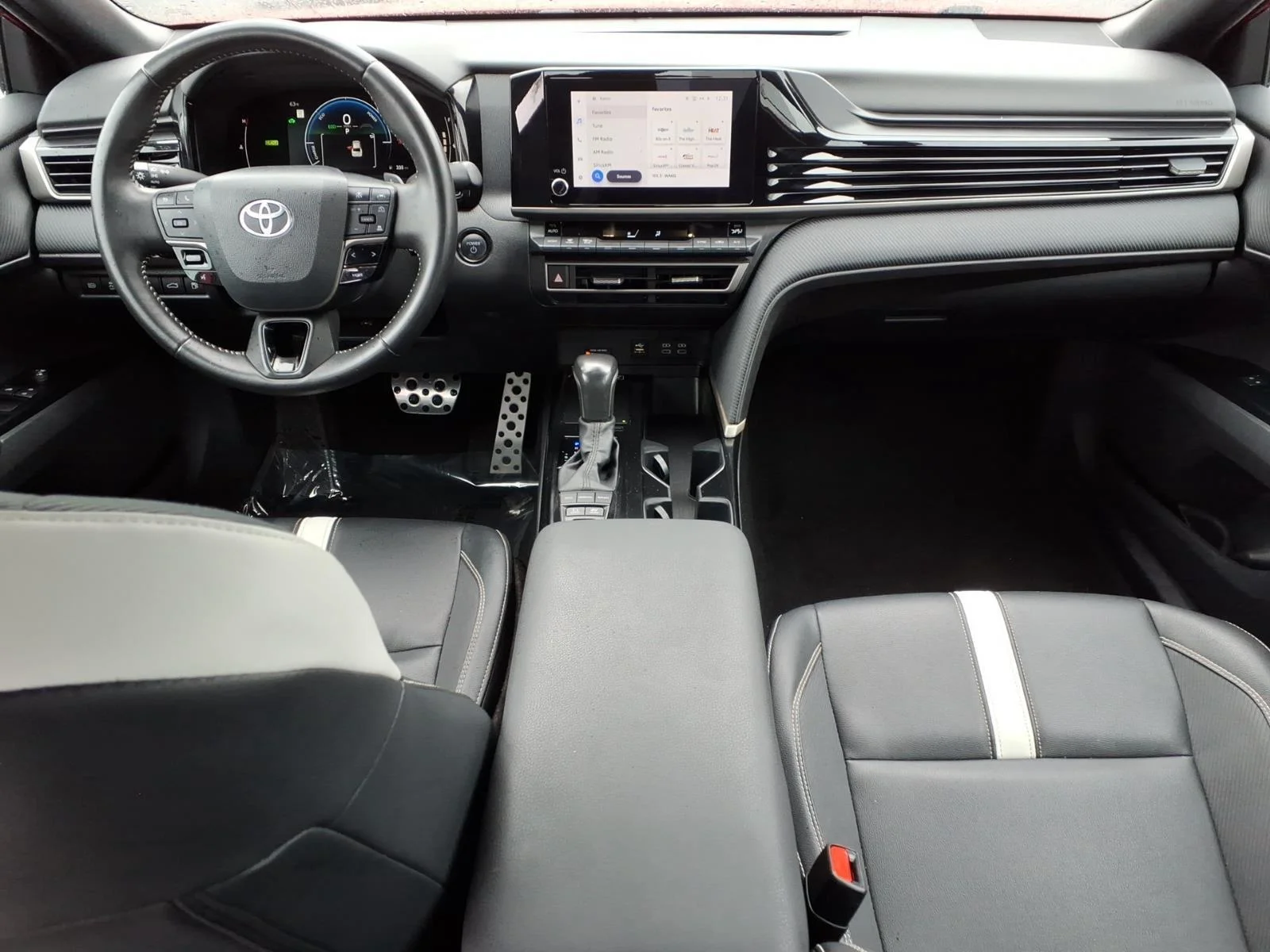 Used 2025  Toyota SE image 18