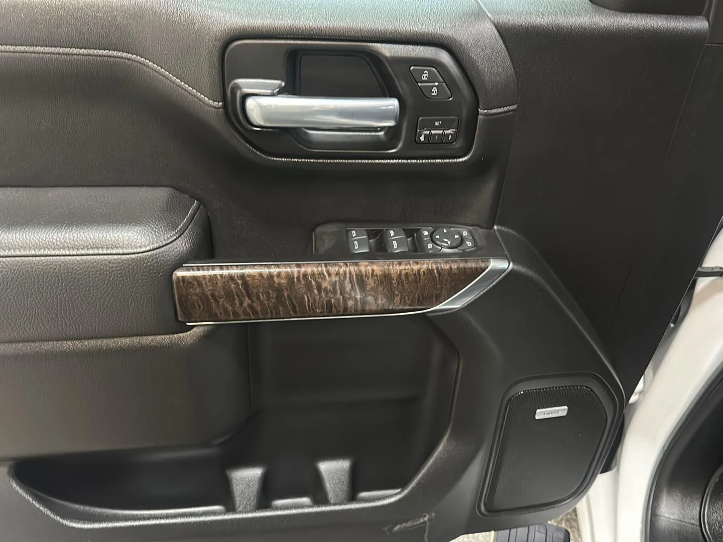 Used 2020 White Frost Tricoat GMC Denali image 19