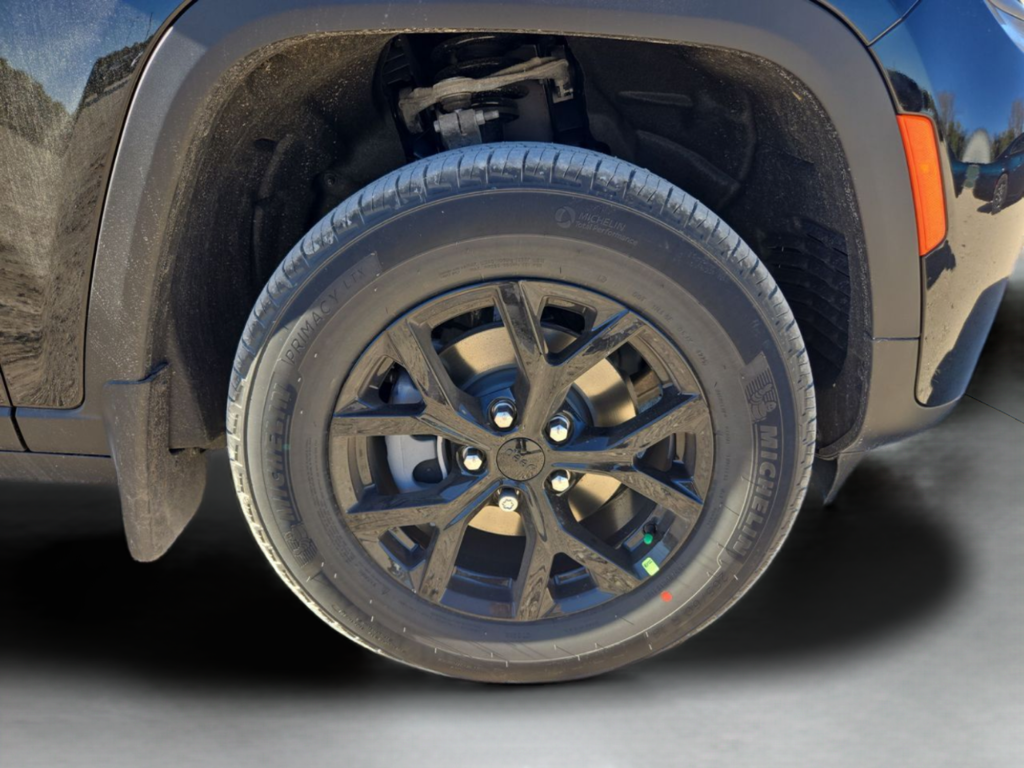 New 2026 Diamond Black Crystal Pearl-Coat Exterior Paint Jeep Altitude image 34