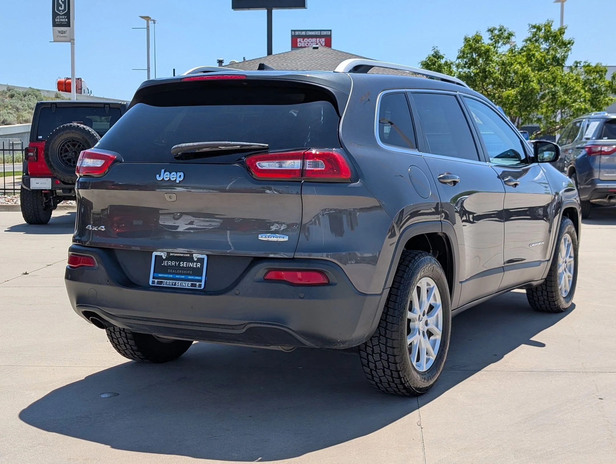 Used 2017 Granite Crystal Metallic Clearcoat Jeep Latitude image 5
